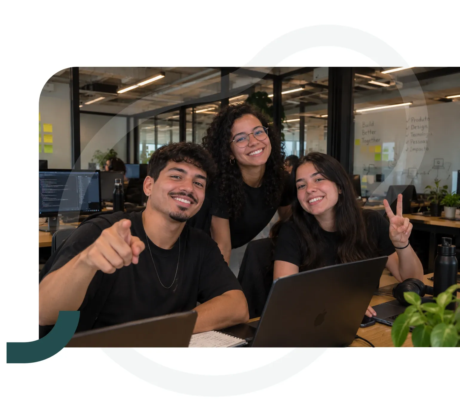 Time de suporte da AbacatePay sorrindo no escritório